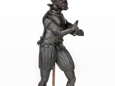 Lancknecht – zvoník olomouckého orloje, dřevořezba ze 3. čtvrtiny 16. století. Figura lancknechta je oděna podle španělské manýristické módy – zašpičatělý klobouk, krajkové okruží kolem krku, kazajka – doublet, široké kráté kalhoty – plundry, braguette (krytí, poklopec) u plunder. Vlastivědné muzeum v Olomouci, inv. č. CH 947. 